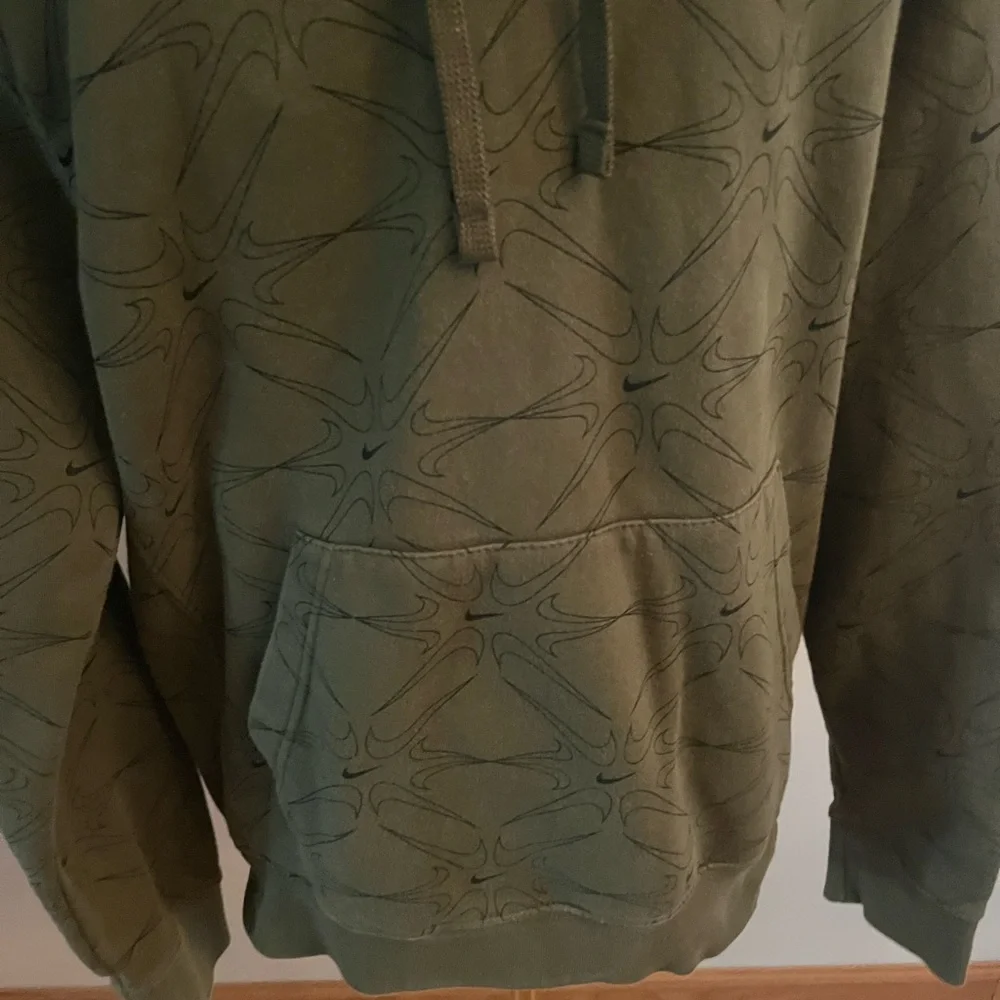Nike Club Center Swoosh Hoodie AOP All Over Logo Olive Green Small DM7930-326 - Picture 2 of 6